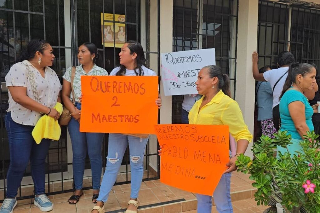 Padres de Bellavista Papagayo exigen maestros de base en Acapulco