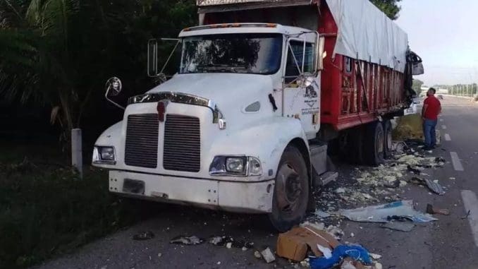 Volcadura de tráiler con pollo en Ecatepec provoca saqueo masivo