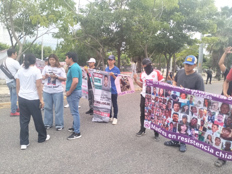 Madres en Resistencia mantienen plantón en Tuxtla exigiendo justicia