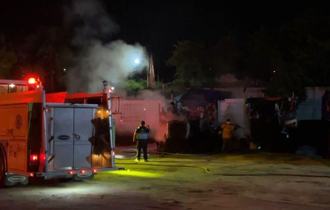 Incendio intencional destruye tractocamiones en Acayucan