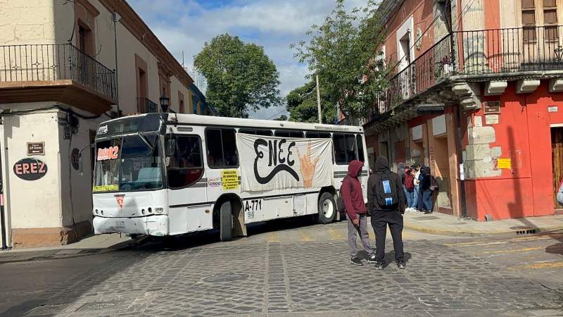 Bloqueo en Oaxaca por estudiantes de la ENEE exige atención educativa